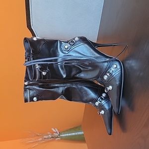 Adorable Stiletto 3.14" Heel Boots with the cutest embellishments.39 fits 8.5👍